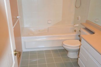 bathroom-renovation-north-van-retreat-before-01
