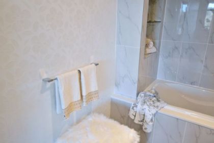 bathroom-renovation-north-van-retreat-styled-03