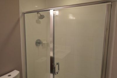 bathroom-renovation-north-van-birds-before-01