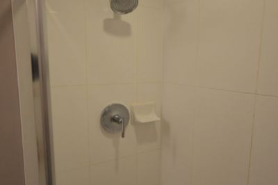 bathroom-renovation-north-van-birds-before-02