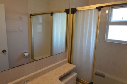 01-bathroom-renovation-north-van-sparkle-before