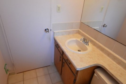 05-bathroom-renovation-north-van-sparkle-before
