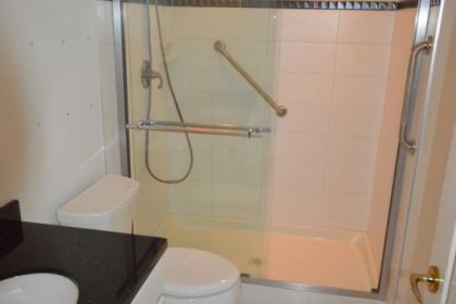 bathroom-renovation-north-van-marble-before-02