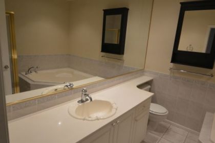 bathroom-renovation-north-van-marble-before-01
