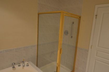 bathroom-renovation-north-van-marble-before-02