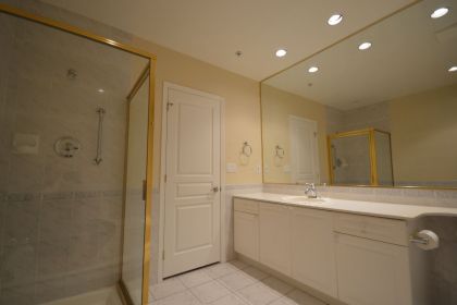 bathroom-renovation-north-van-marble-before-03