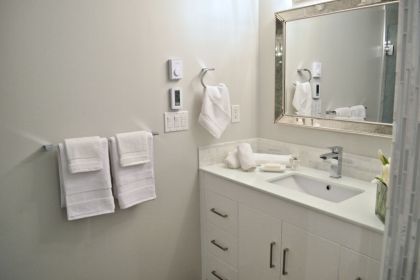 bathroom-renovation-north-van-marblelous-styled-03
