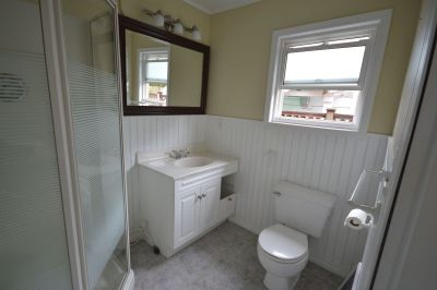 bathroom-renovation-north-van-resting-before-02