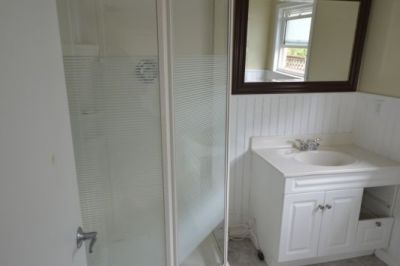 bathroom-renovation-north-van-resting-before-05