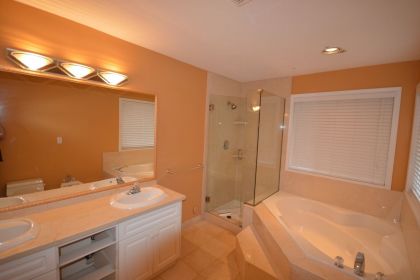 bathroom-renovation-north-van-river-rock-before-04