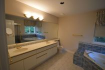 bathroom-renovation-north-van-chic-before-01