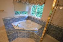 bathroom-renovation-north-van-chic-before-04